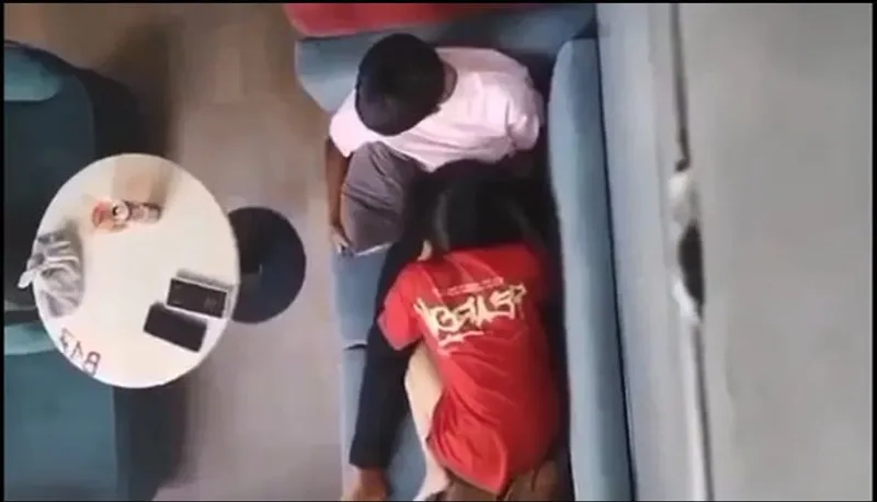 Quay lén tình nhân liếm mút cho bồ nơi công cộng