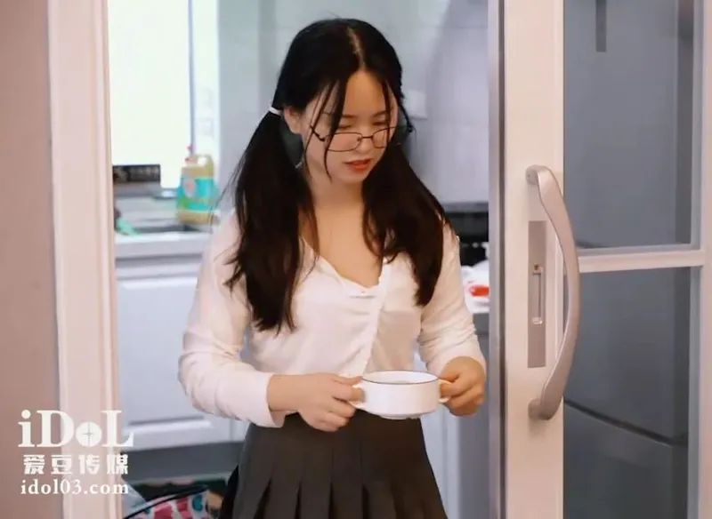 Con búp bê về quê ăn tết bị bố dượng nện vì càng lớn càng ngon