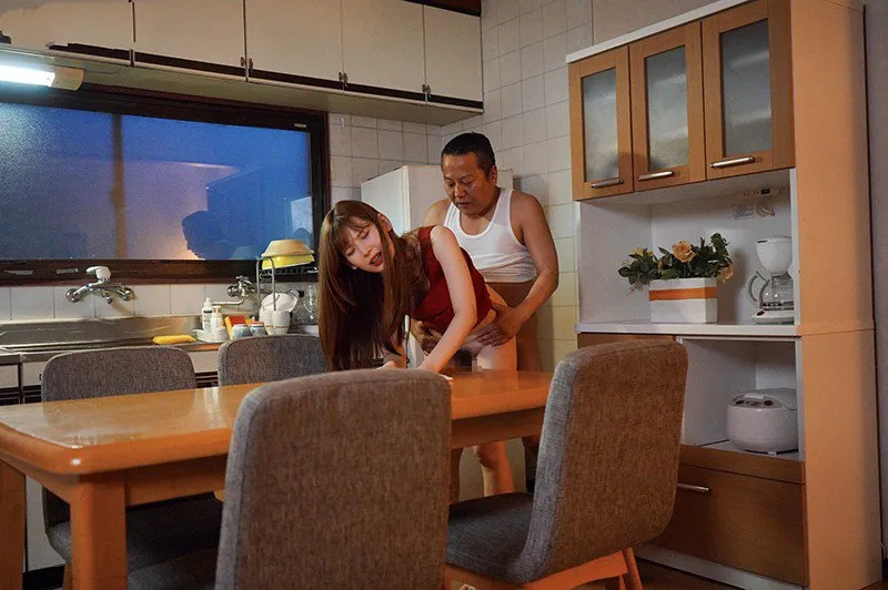 Con gái bị gã chồng mới của mẹ địt mỗi ngày, cho dù đã có người yêu