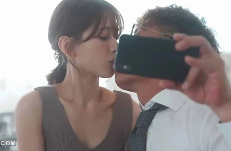 Thấy cô vợ hơi lạ, chồng xem điện thoại vợ và thấy cảnh xoạc với cấp trên của mình